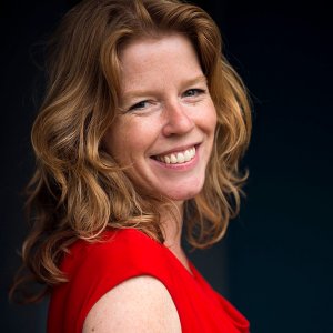 Portretfoto van dokter Erna Beers in een rode jurk.