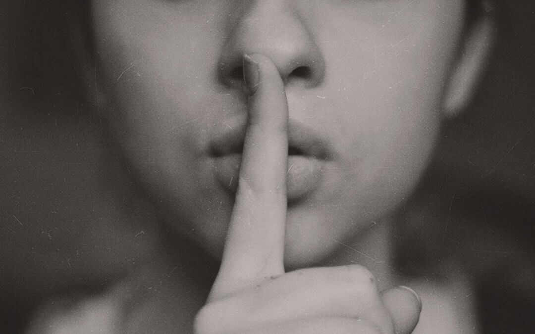 vrouw vinger voor mond geheim taboe