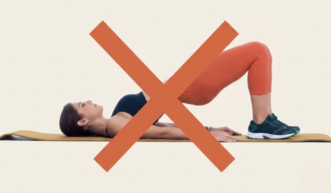 Vrouw ligt op een yogamat en doet een bruggetje-oefening met een rood kruis eroverheen, als beeld bij waarom kegeloefeningen niet altijd werken.