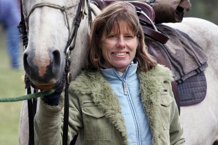 Foto van vrouw met paard ervoer urineverlies tijdens paardrijden.